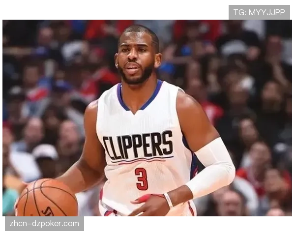 特写:老将克里斯·保罗在训练中指导年轻球员如何阅读比赛以节省跑动